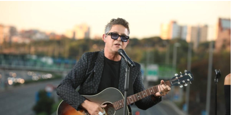 Alejandro Sanz realiza un concierto sorpresa desde el puente de la M-30 que conecta con Moratalaz