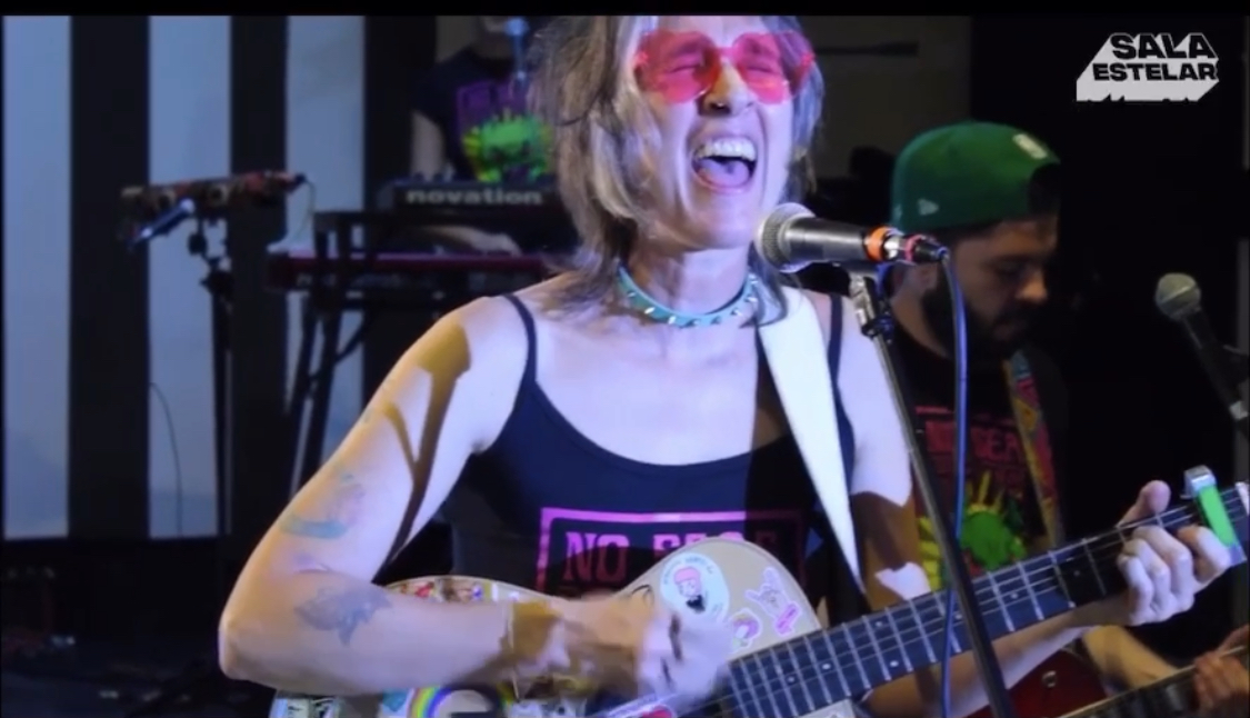 8EA143F0-836B-4D19-A62B-BB5F159597EE