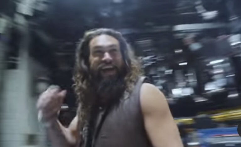 La estrella de Aquaman Jason Momoa acaba de hacer un cameo graciosísimo en Saturday Night Live!
