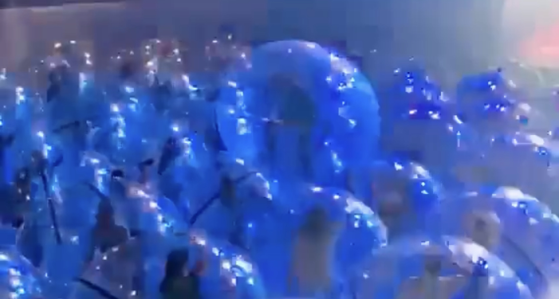 Flaming Lips realiza el primer espectáculo socialmente distanciado con público en burbujas de plástico