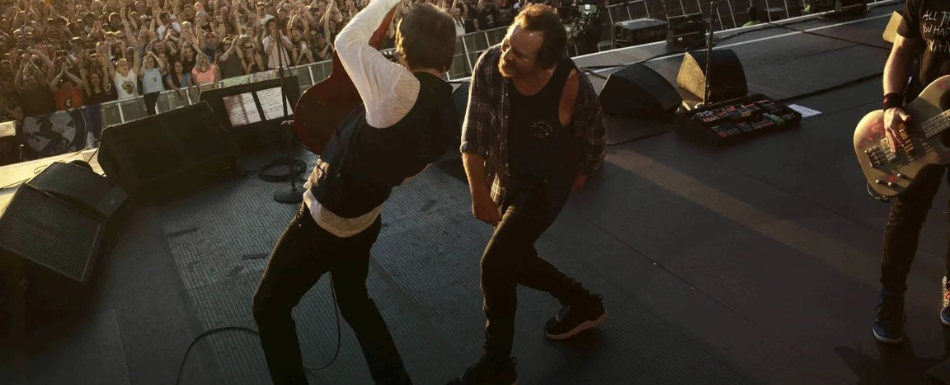 Eddie Vedder echa de un show de Pearl Jam a una fan por golpear a otro que filmaba el concierto