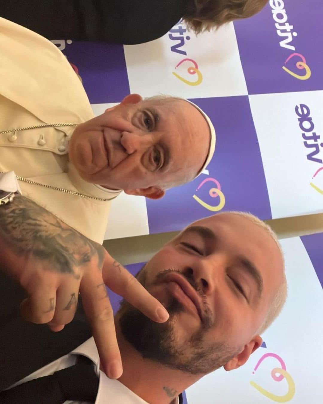 J Balvin junto al Papa Francisco (3)