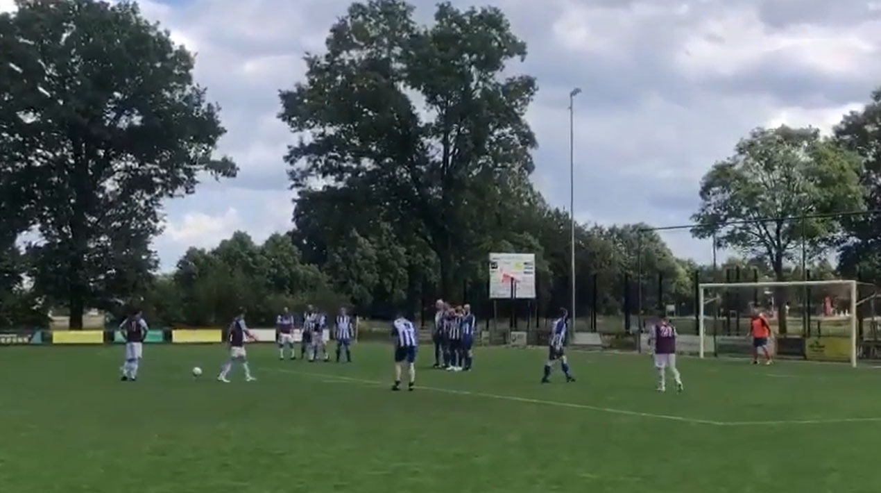 Iron Maiden muestra el gol de falta que marcó Steve Harris en Eindhoven