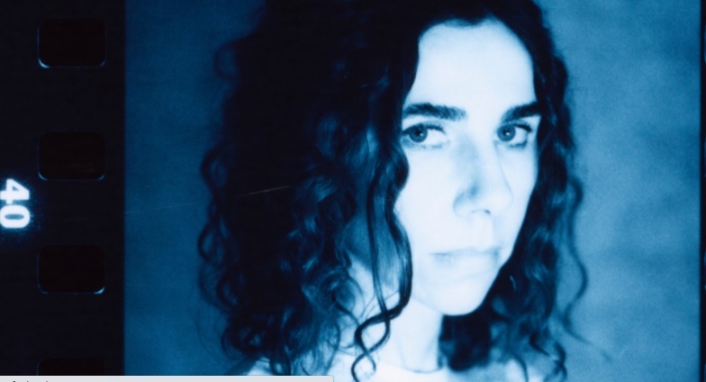 PJ Harvey regresa con I Inside the Old Year Dying, primer álbum en 7 años
