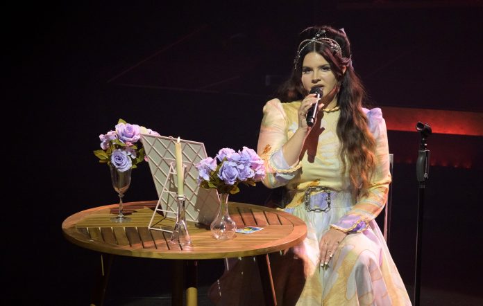 Lana Del Rey versiona 'Stand By Your Man' de Tammy Wynette