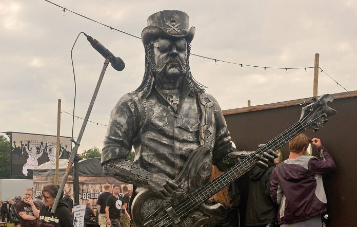 Las cenizas del ícono de Motörhead Lemmy esparcidas en el lodo en el Festival de Wacken