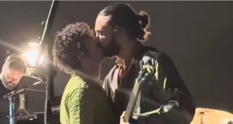 The 1975 enfrentará consecuencias legales por polémico beso