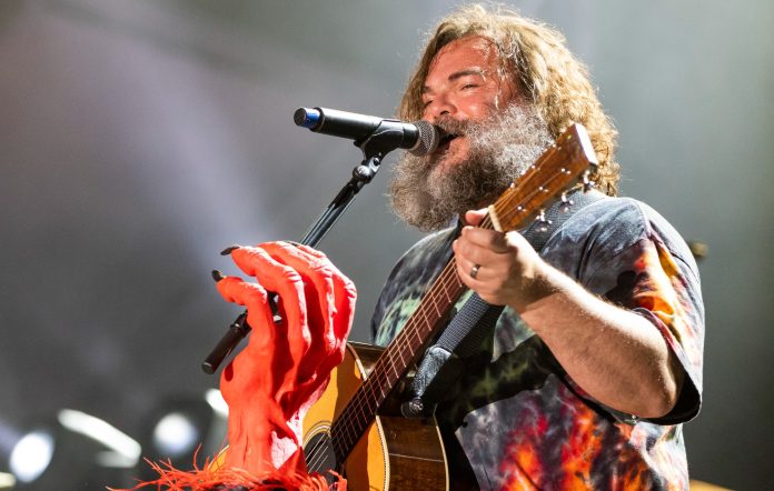 Jack Black y una banda de preadolescentes versionar 'Mr. crowley'