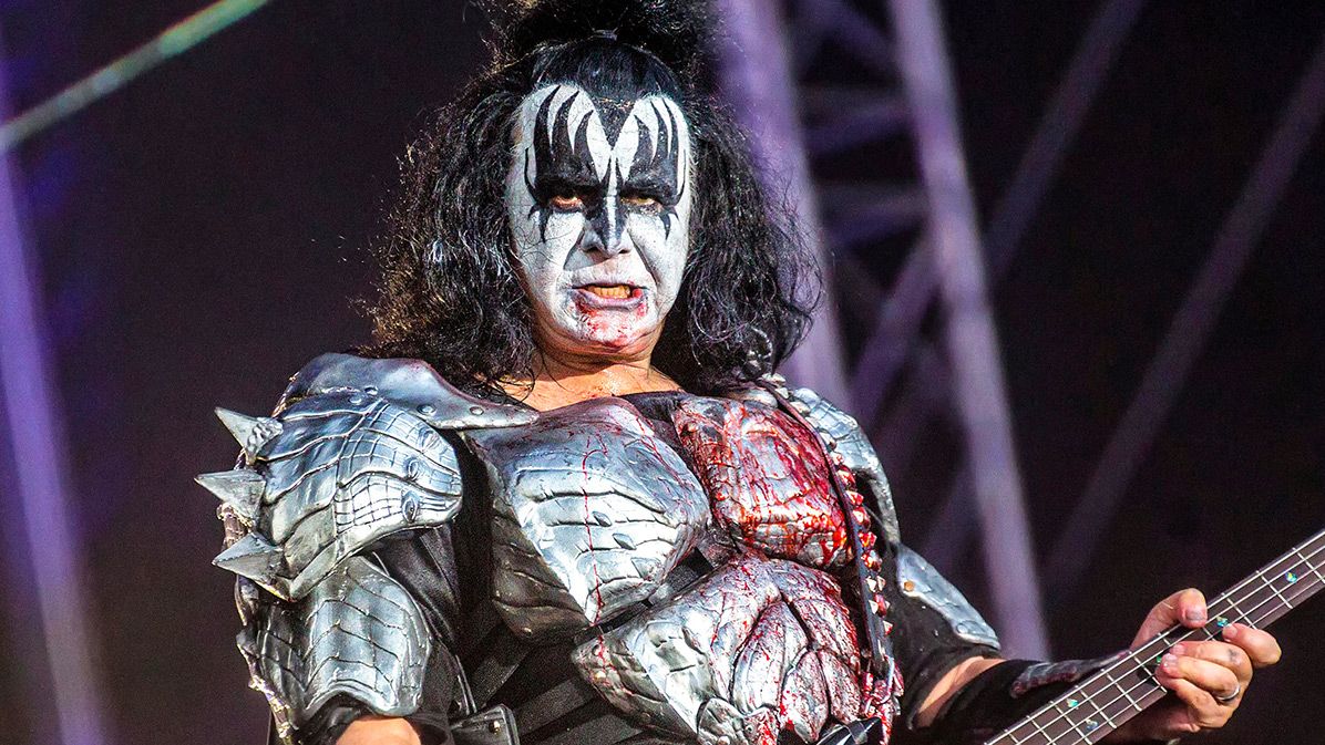 Gene Simmons se lamenta de que los fans usen teléfonos en los shows de KISS cuando está 'arriesgando' su 'vida'