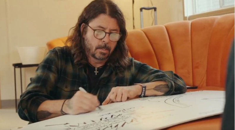 Dave Grohl te dice como contrabandear hachís