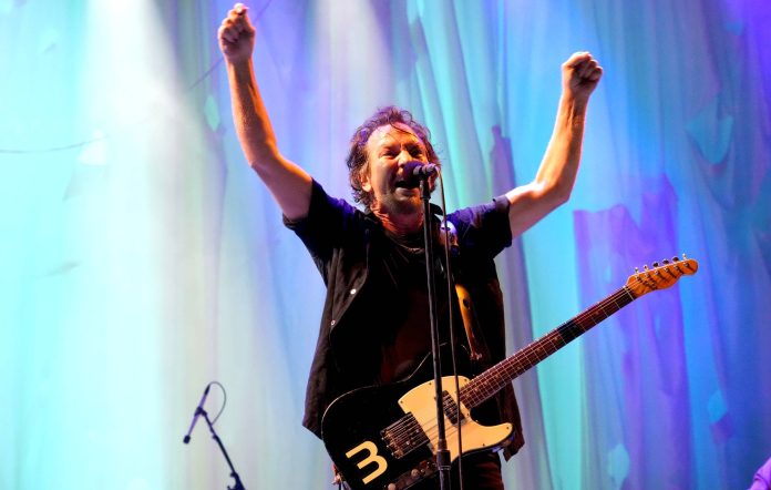 Eddie Vedder regalo guitarras a jóvenes músicos por Navidad