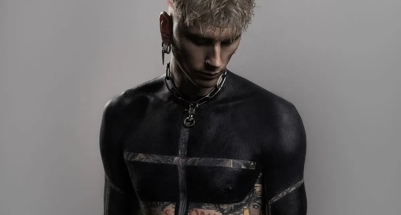Machine Gun Kelly se hace un tatuaje opaco “espiritual”
