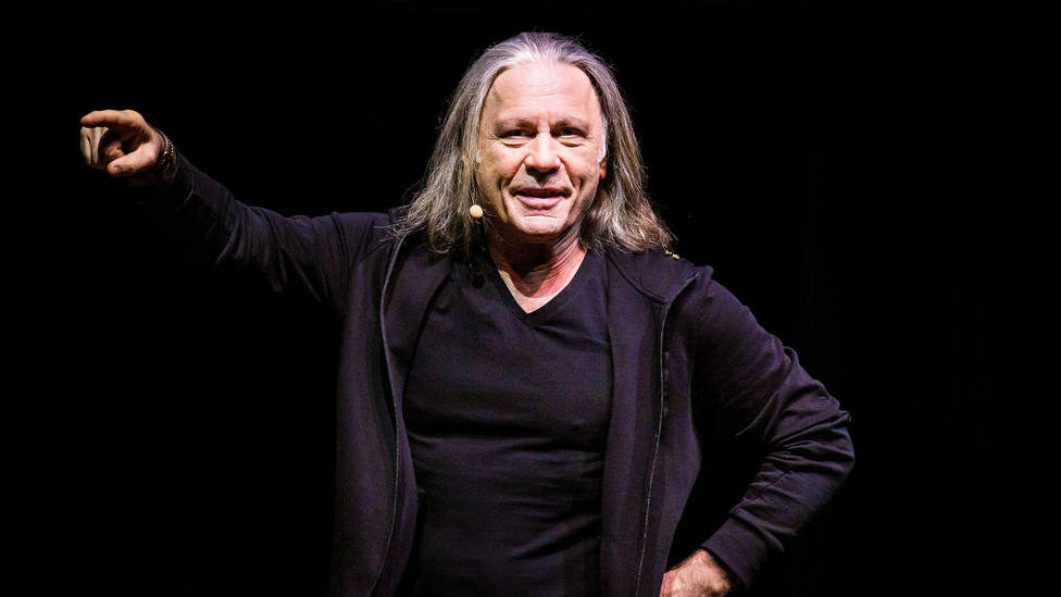 Bruce Dickinson y su banda caen enfermos