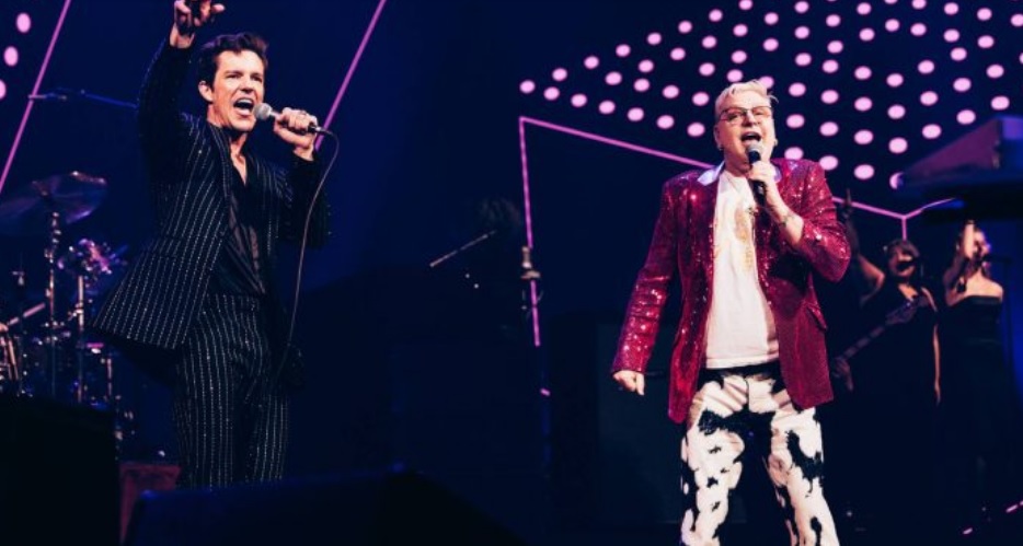 Andy Bell de Erasure se une a The Killers en concierto