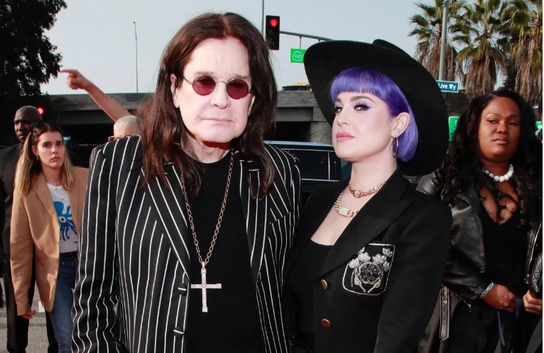 La hija de Ozzy Osbourne, Kelly, lamenta no haber seguido el camino de su padre