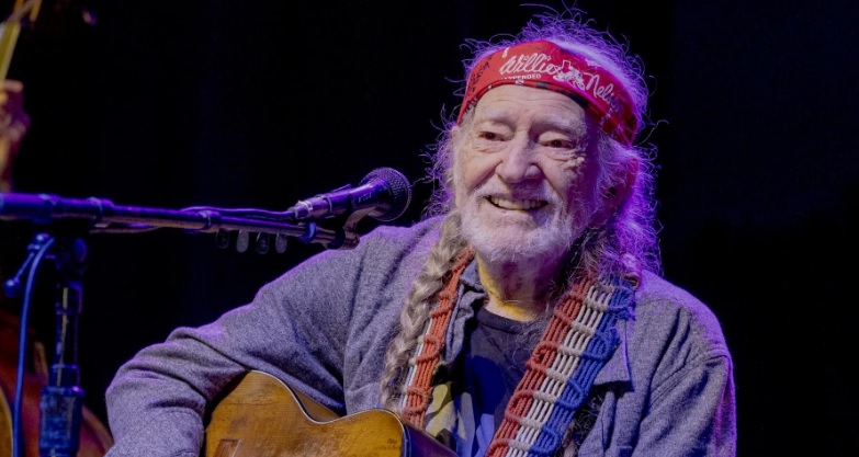 Willie Nelson regresa triunfalmente al escenario