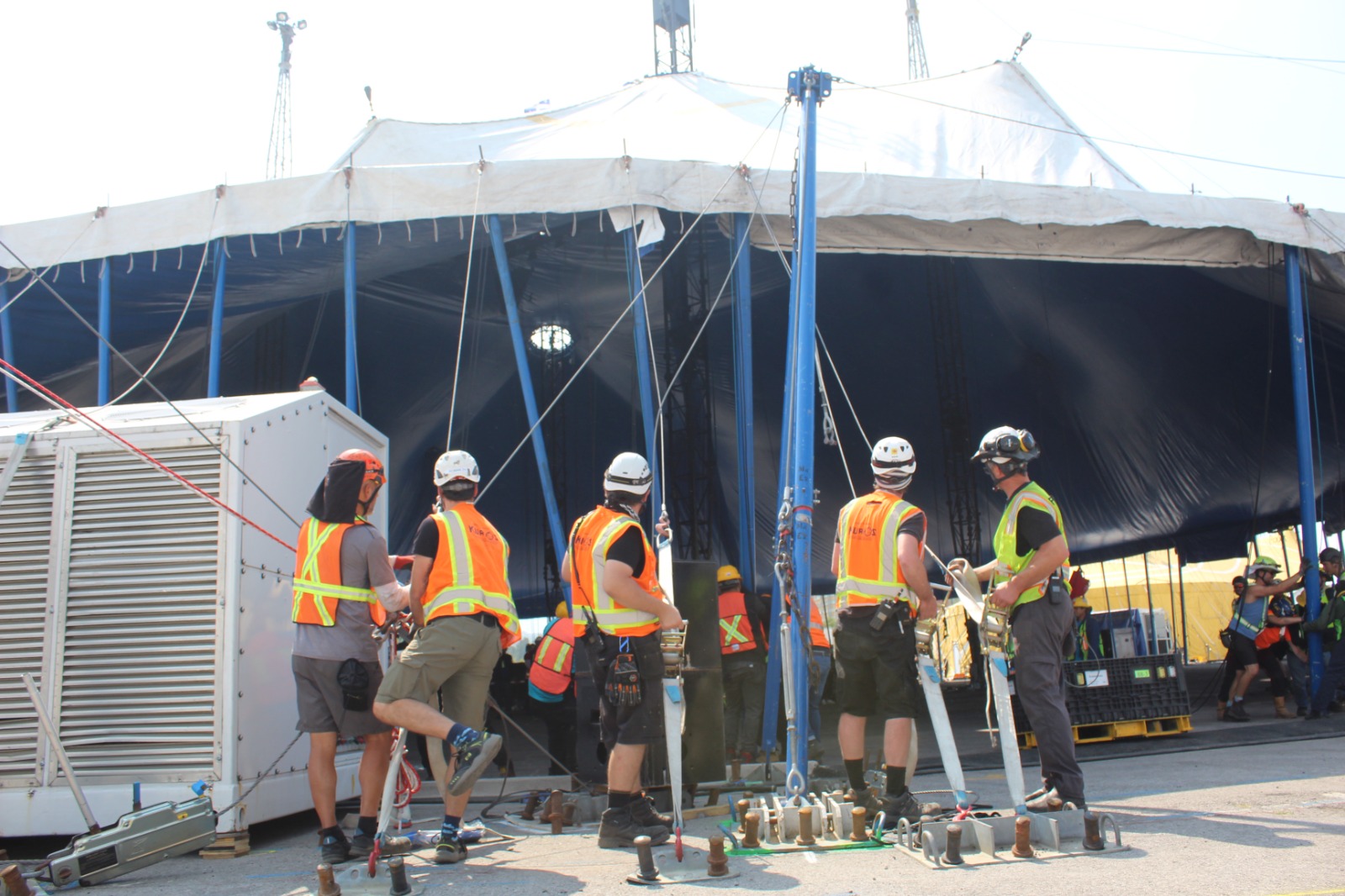 levantamiento de la gran carpa Cirque du Soleil 2024 (1)