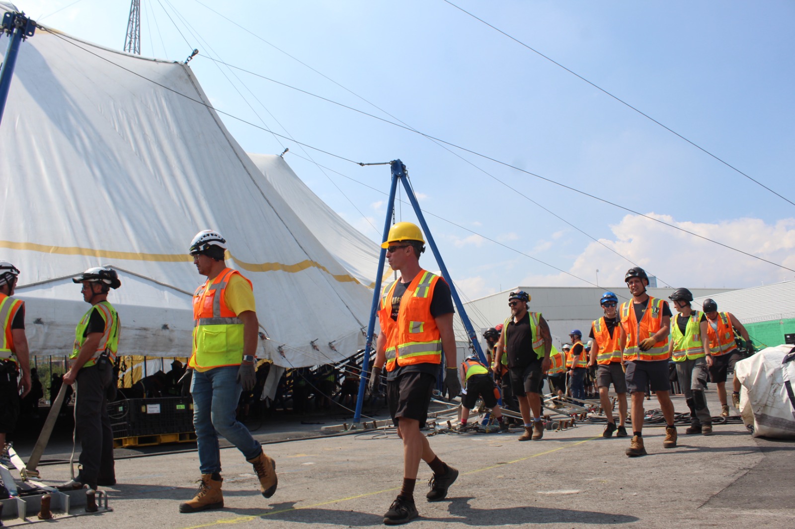 levantamiento de la gran carpa Cirque du Soleil 2024 (13)