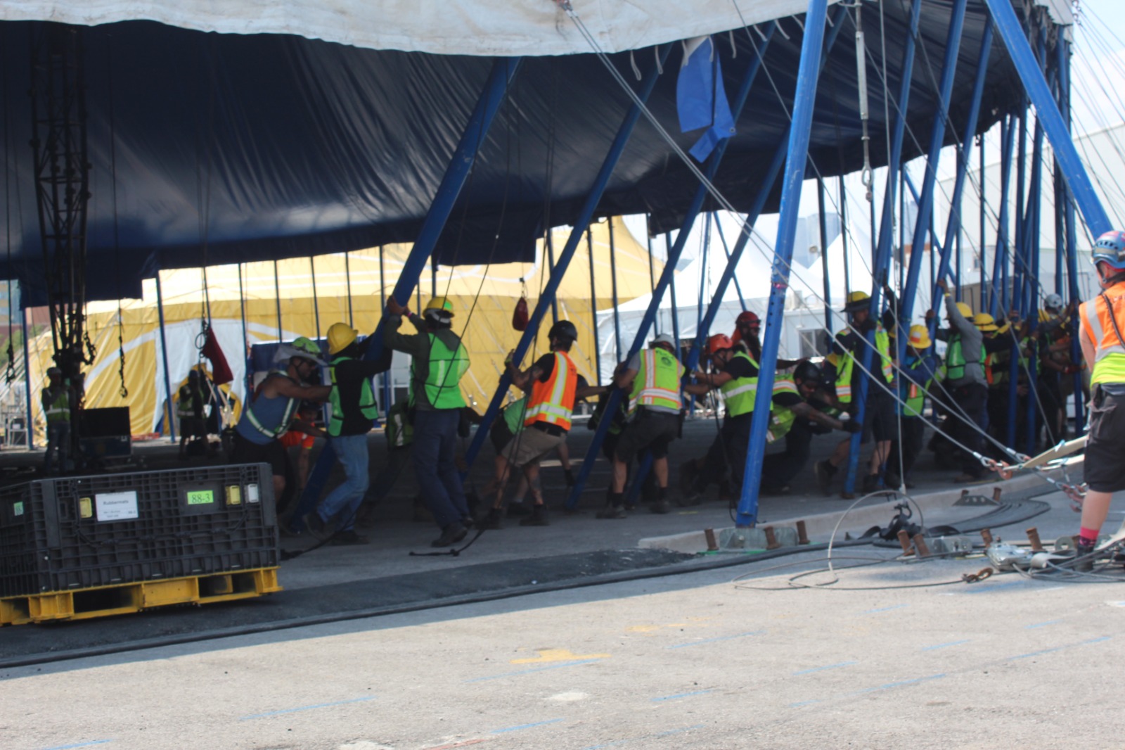 levantamiento de la gran carpa Cirque du Soleil 2024 (14)