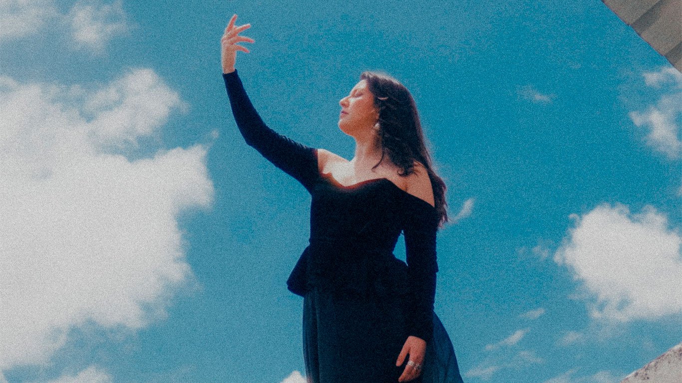 Kurmi trae melancolía y pop folk en "Seré mía"