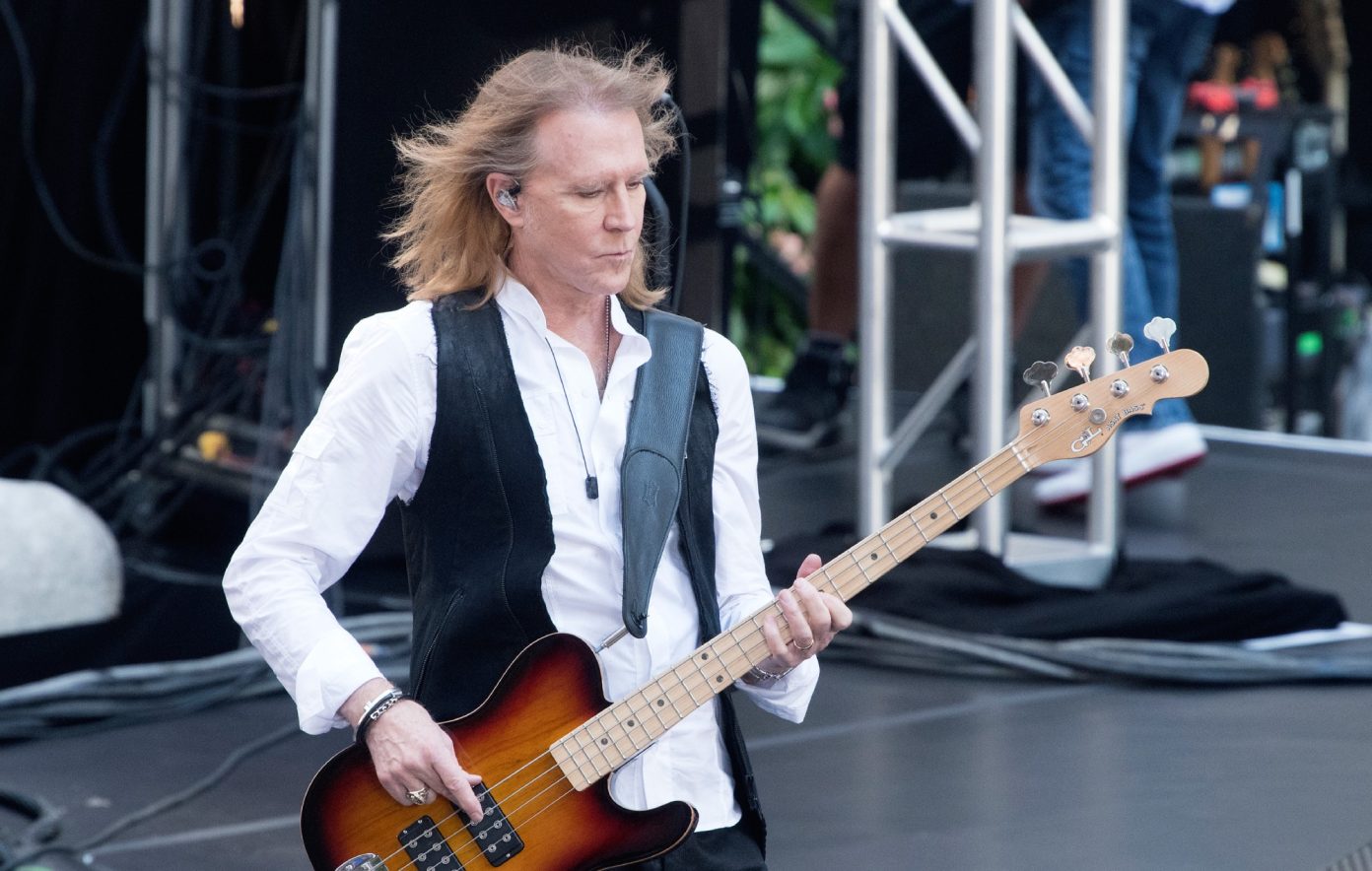 El bajista de Aerosmith comparte sencillo debut con su nueva banda, Close Enemies