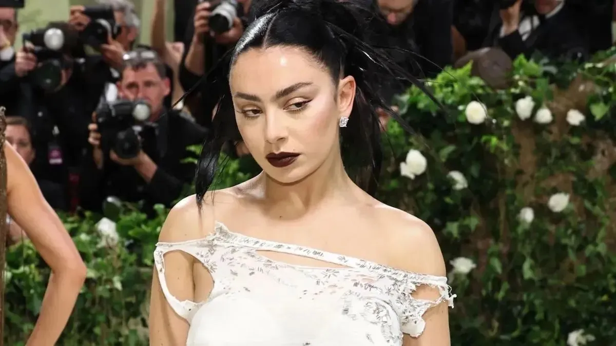 Charli XCX producirá y protagonizará la película The Moment de A24