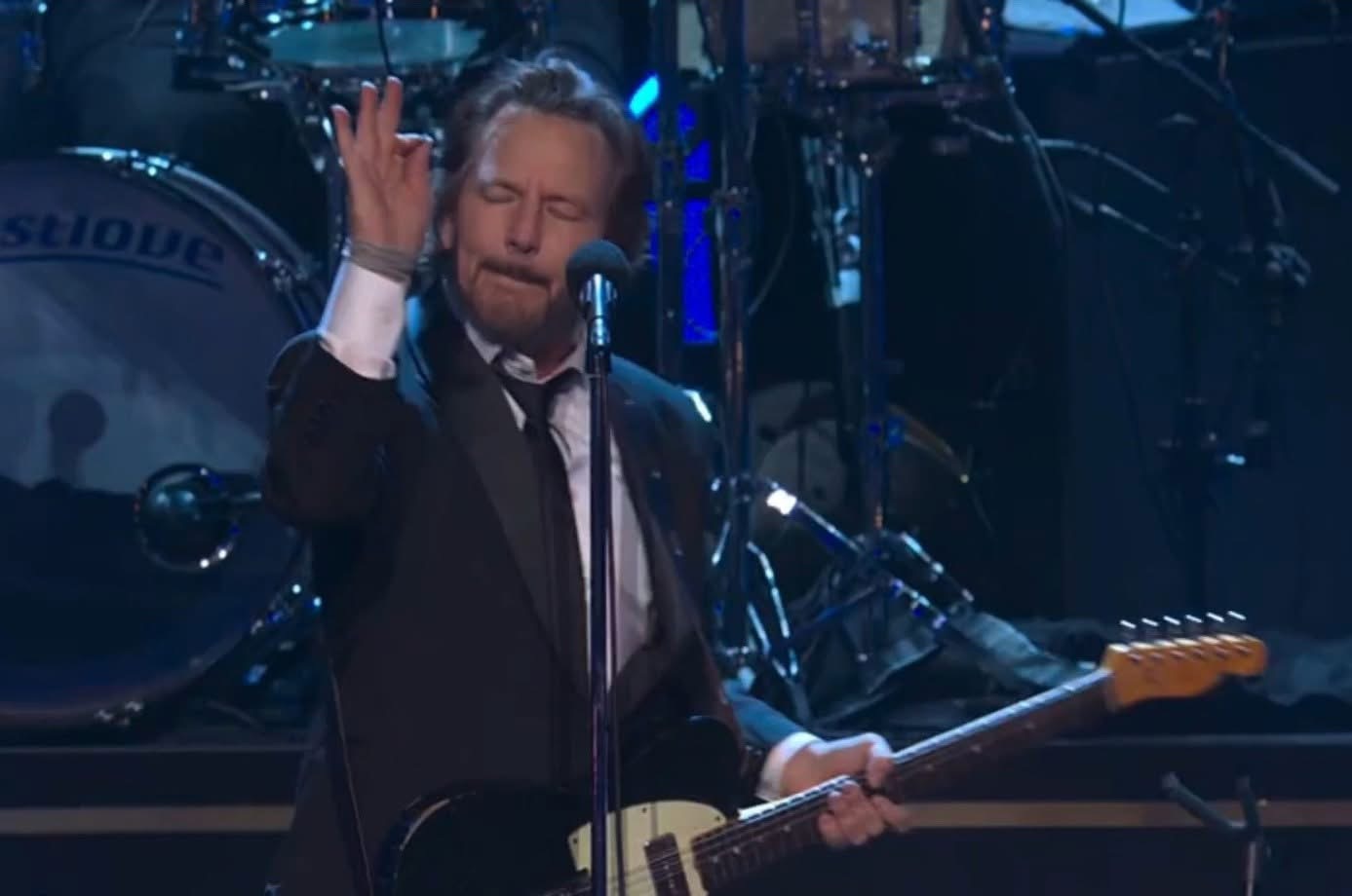 EDDIE VEDDER recreó la infame actuación de ELVIS COSTELLO en “Saturday Night Live”