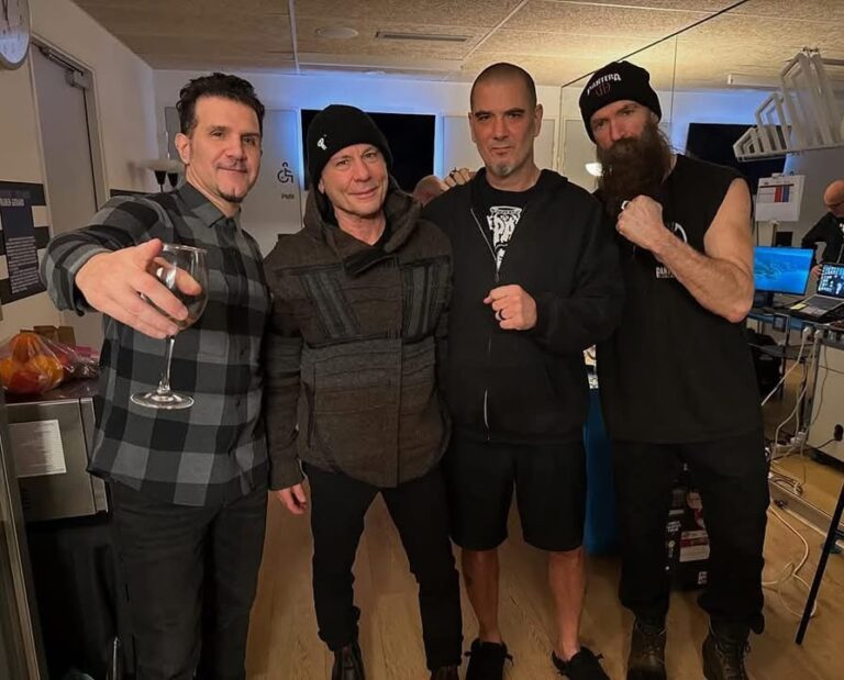 BRUCE DICKINSON SE UNIÓ A PANTERA PARA CANTAR "WALK"