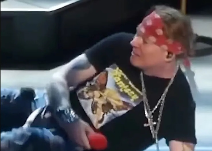Guns N' Roses comparte video de Axl Rose cayendo repetidamente en el escenario