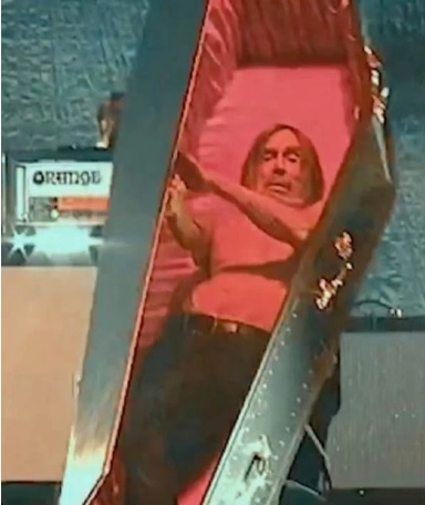 Iggy Pop sale del escenario en un ataúd tras finalizar su espectáculo