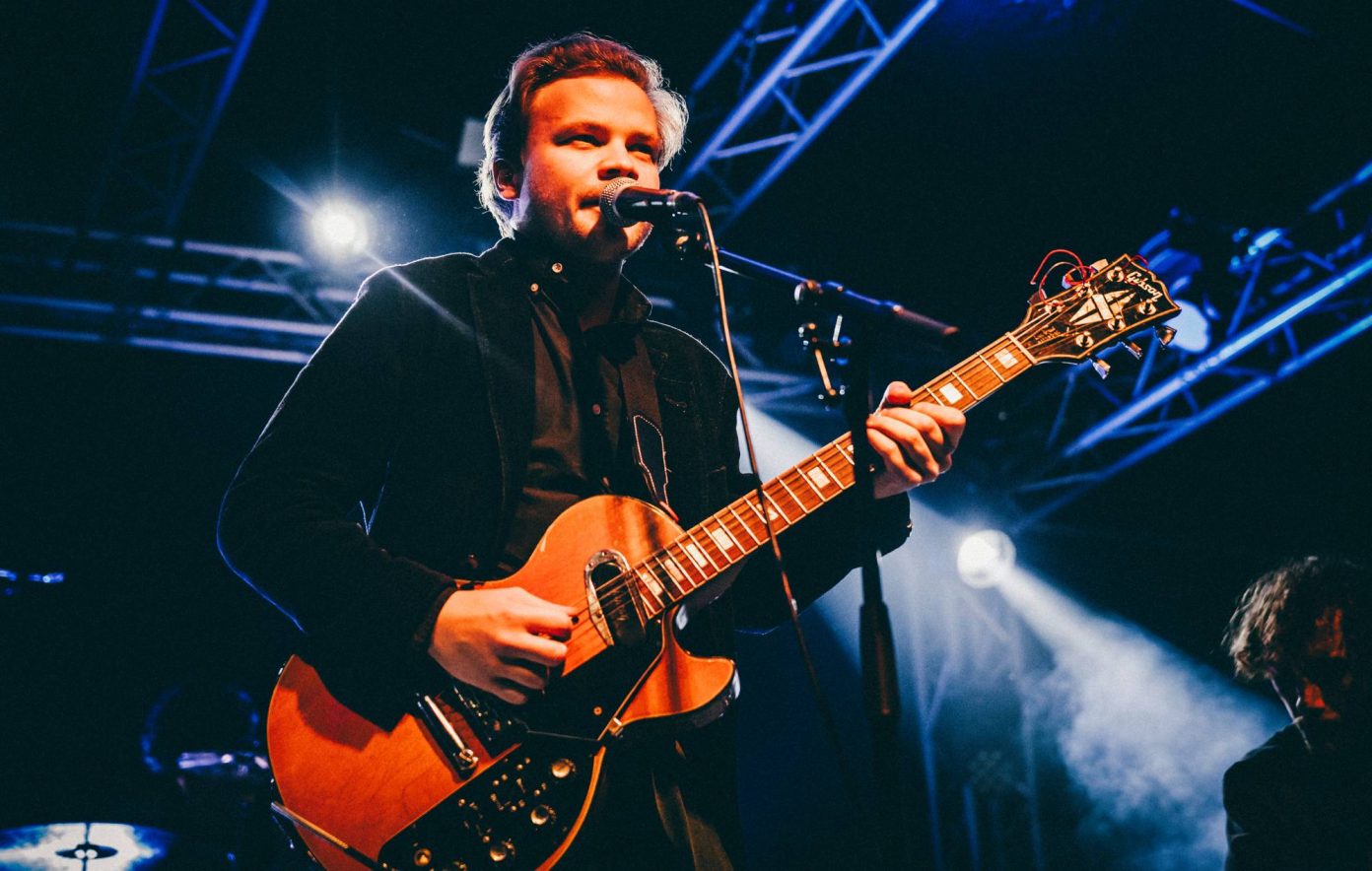 Geordie Greep interpretar un popurrí de versiones de Black Sabbath