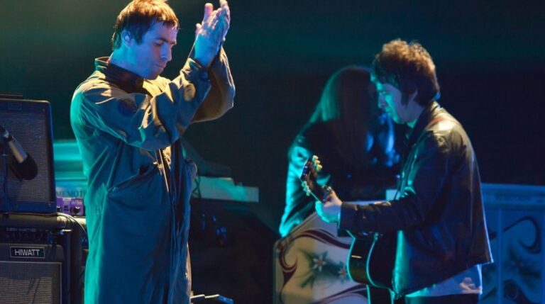 enorme exhibición de un dron con el logotipo de Oasis sobre el estadio de Cardiff