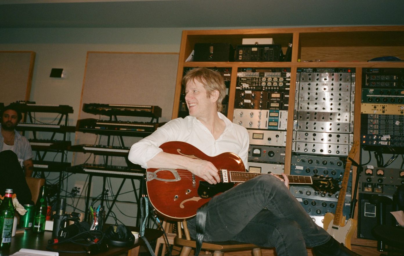 Spoon regresa con dos nuevos sencillos, 'Chateau Blues' y 'Guess I'm Fallin In Love'