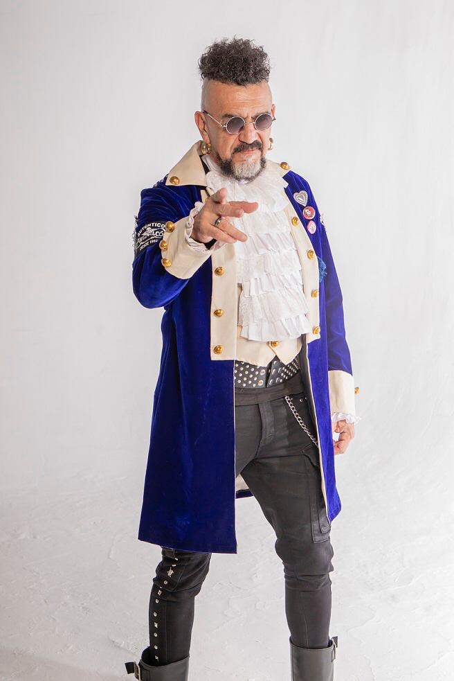 SERGIO ARAU LOGRA UN SHOW HÍBRIDO PERFECTO, AYER EN EL TEATRO DE LA CIUDAD.