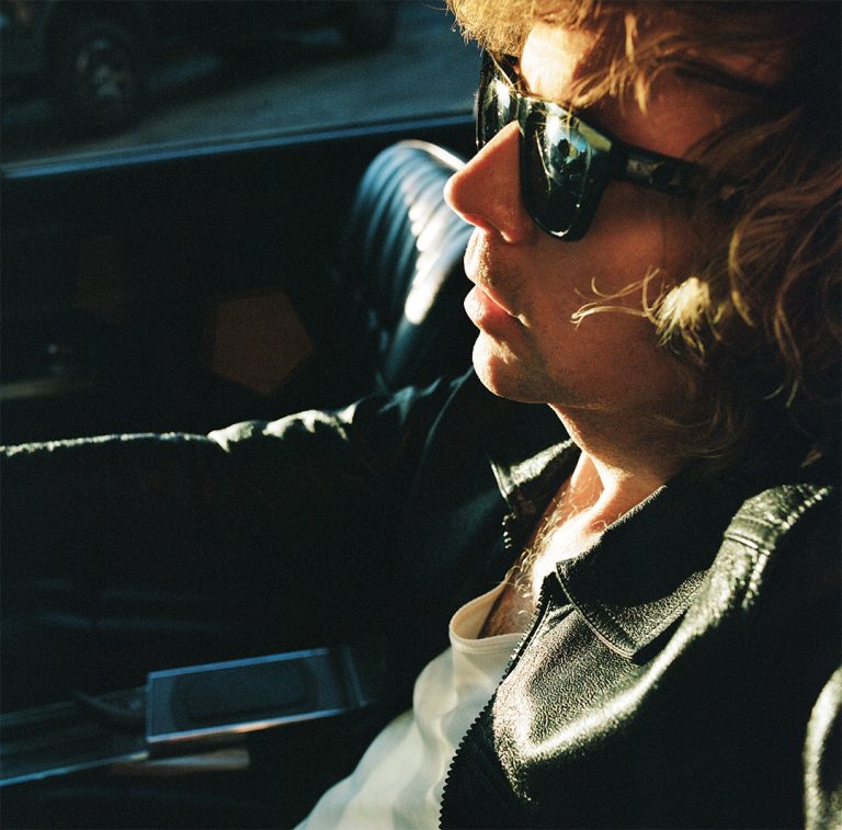 BECK ESTRENA EL SENCILLO “RIDE LONESOME” Y ANUNCIA GIRA