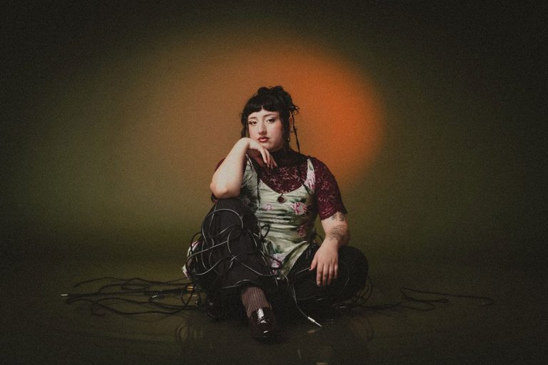 Ceci debuta con el álbum Tropiezos y Certezas