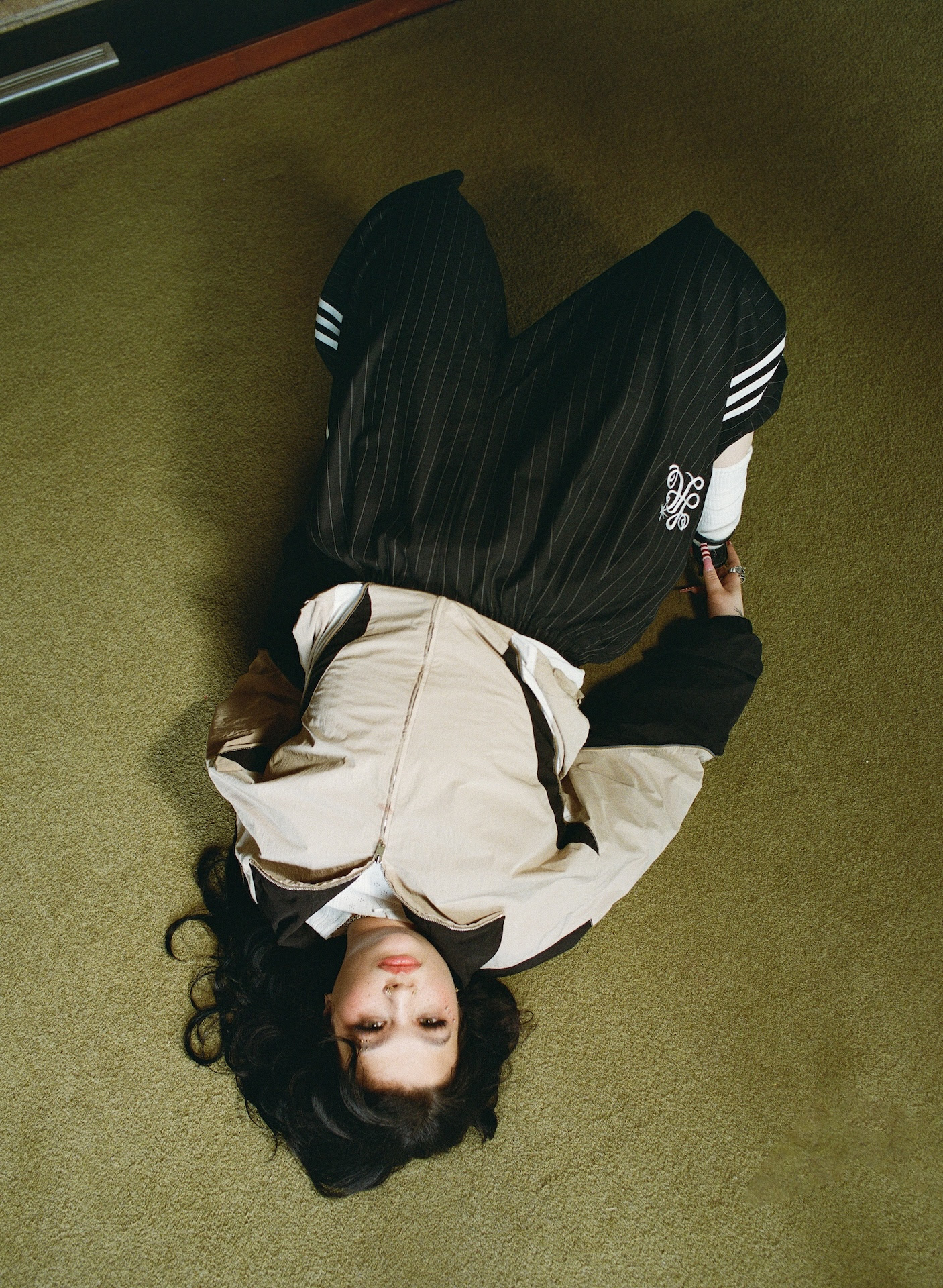 LOLA YOUNG VUELVE CON UN NUEVO SENCILLO FROM DOWN HERE
