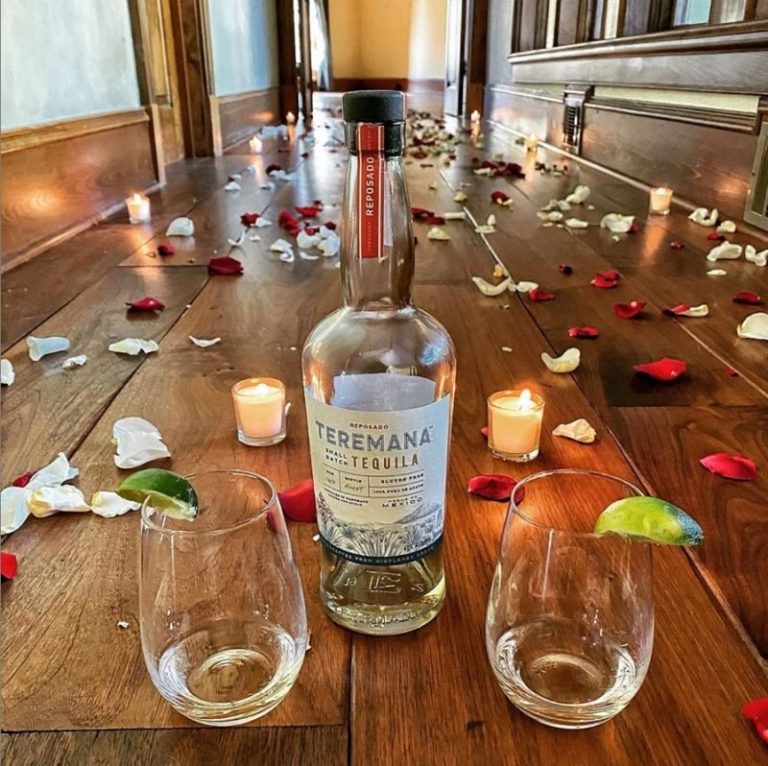 Teremana es una marca conformada por un pequeño lote de tequila hecho a mano de agave azul madurado en tierras altas de Jalisco y su nombre se deriva de ‘Tere’  que significa tierra y  ‘Mana’  “es el poderoso espíritu polinesio que nos guía”, así es como La Roca, describió en su momento el nombre de este nuevo tequila.