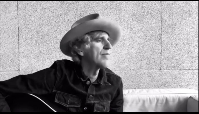 Mikel Erentxun interpreta 'Agua' en el tributo a Pau Donés 'Eso que tú me das, Pau'