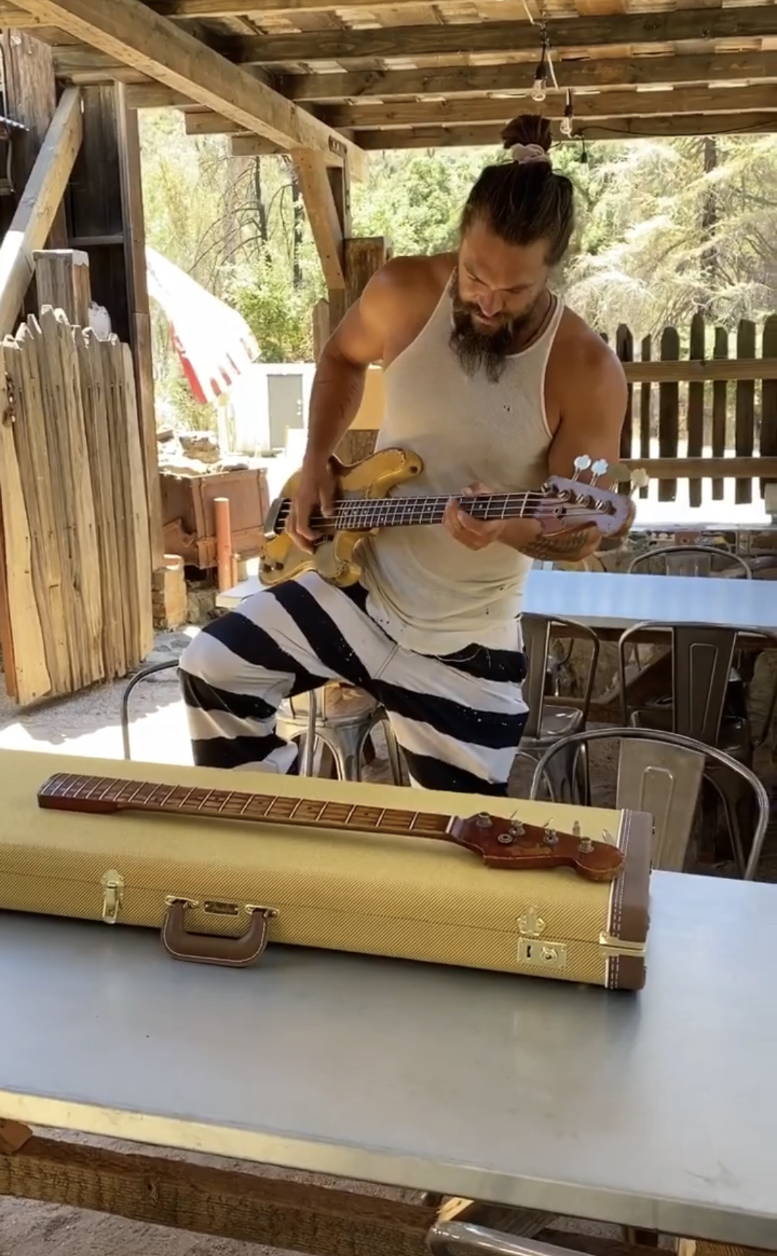 Jason Momoa toca "Higher Ground" de Red Hot Chili Peppers en su nuevo bajo