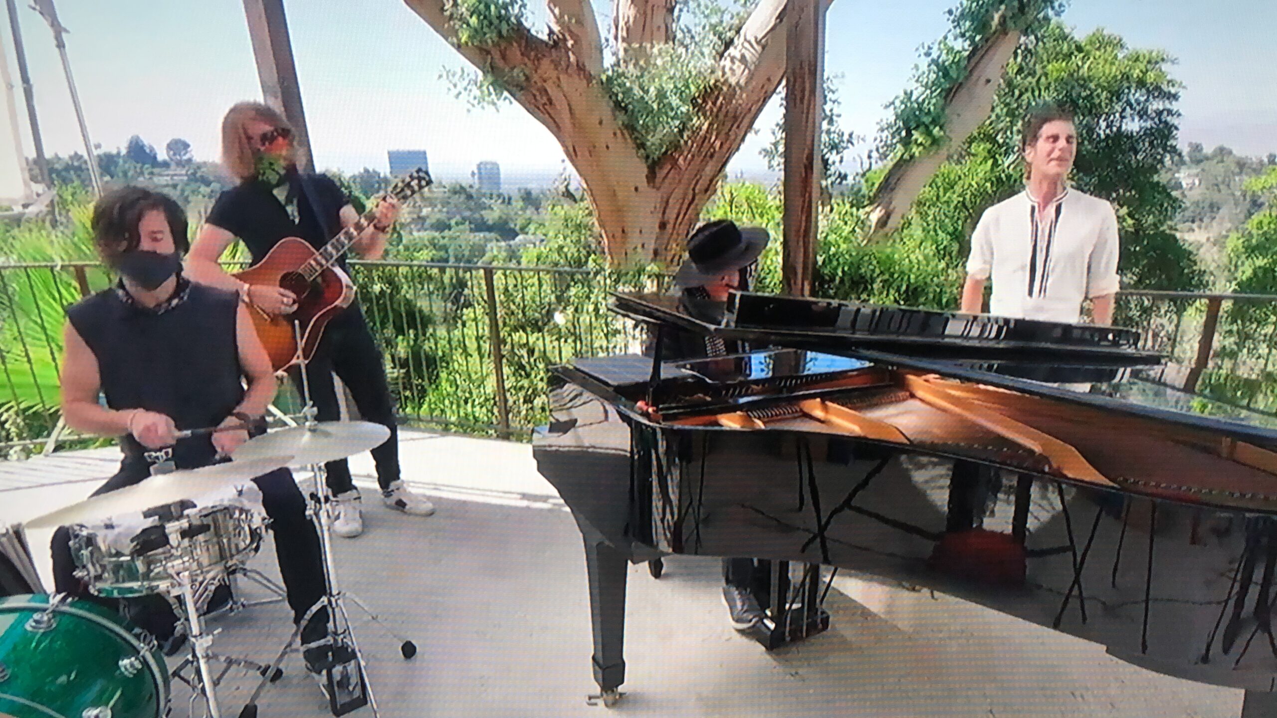 Perry Farrell junto a kind Heaven orchestra & Mike Garson ‬‪Rinden homenaje a #DavidBowie en @lollapalooza
