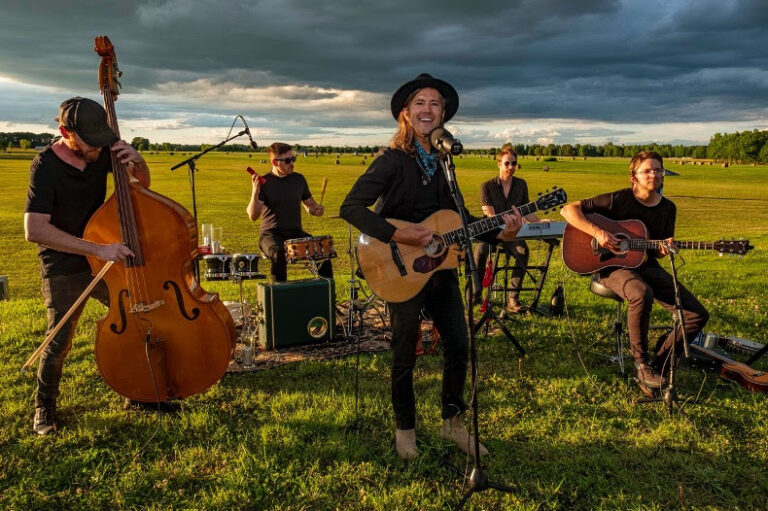 MOON TAXI LANZA SU NUEVO SENCILLO LIGHT UP