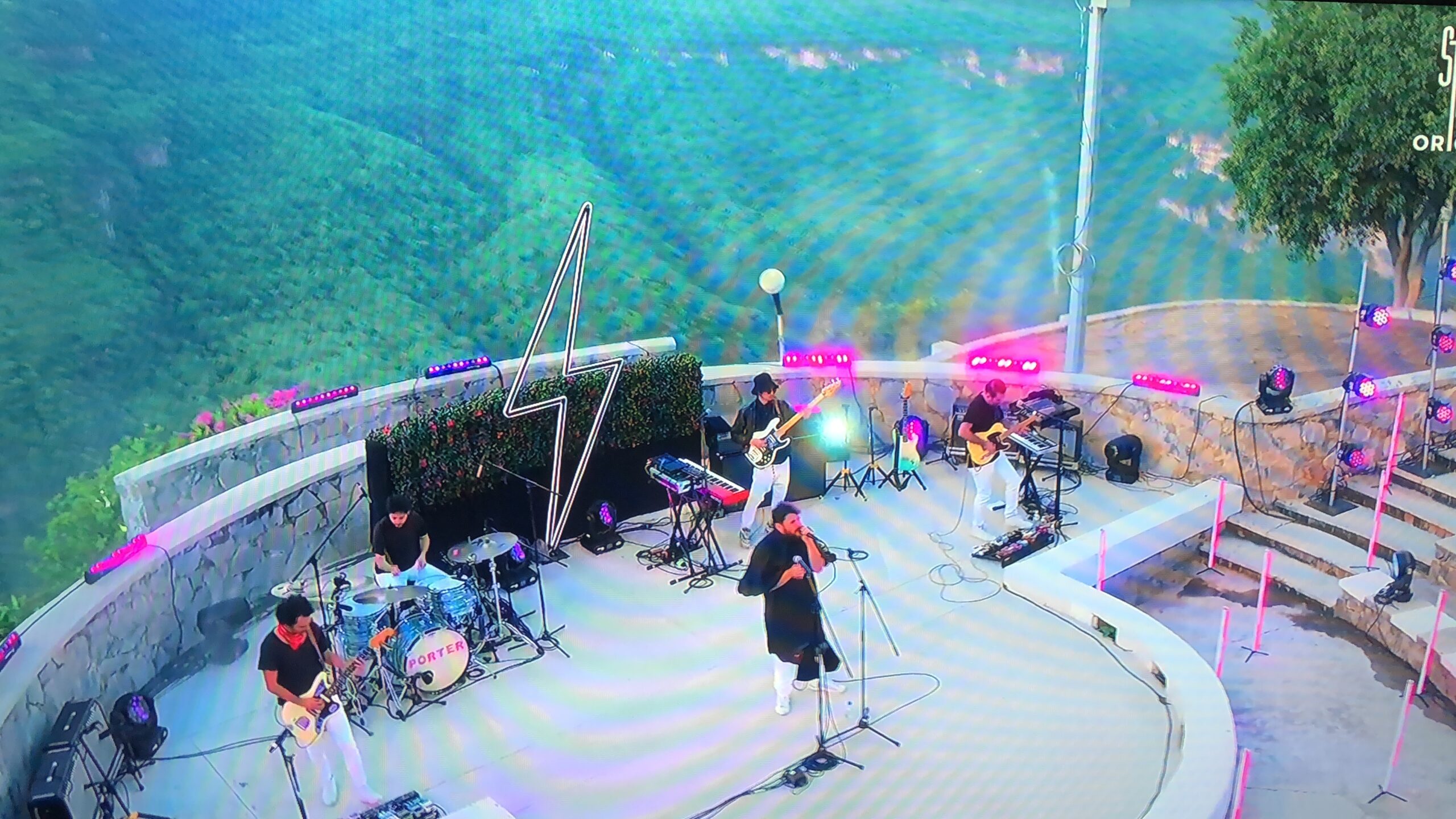 2EB4C6EE-56E3-4FA5-8D83-3B8360FDA9DE