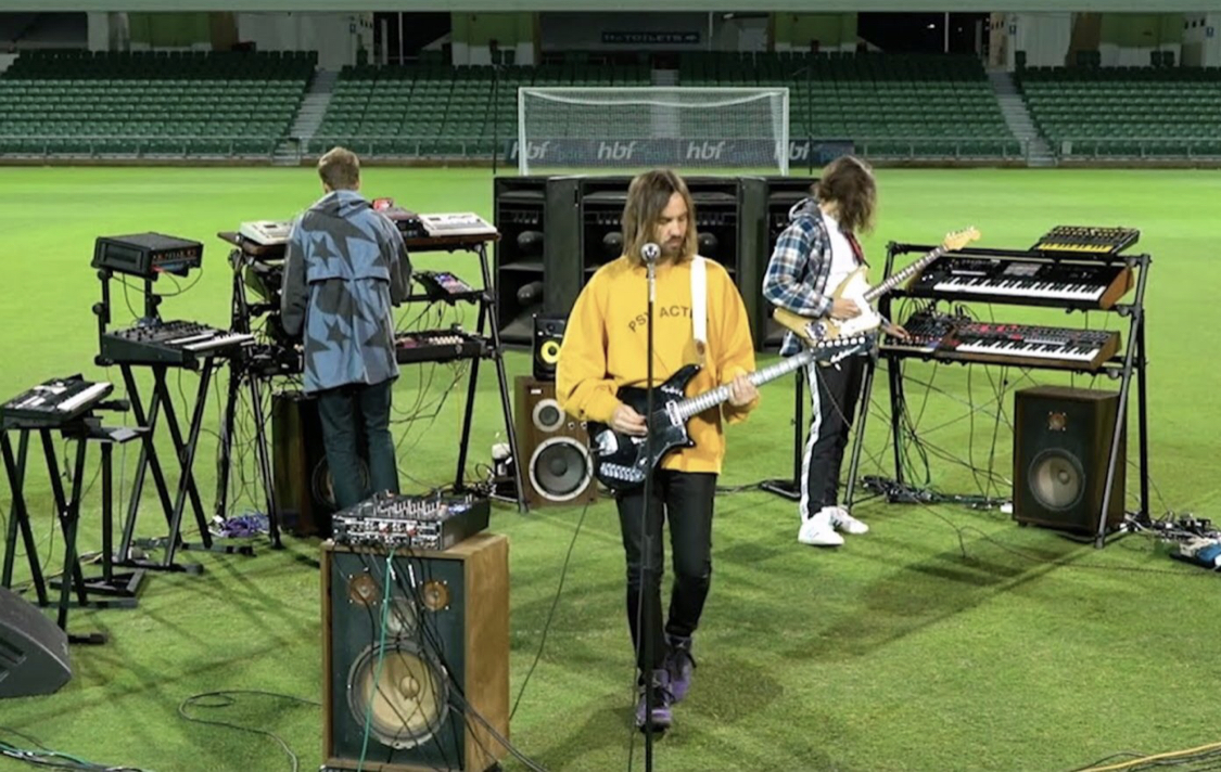 Tame Impala presenta "Elephant" y "Is It True" en un estadio vacío