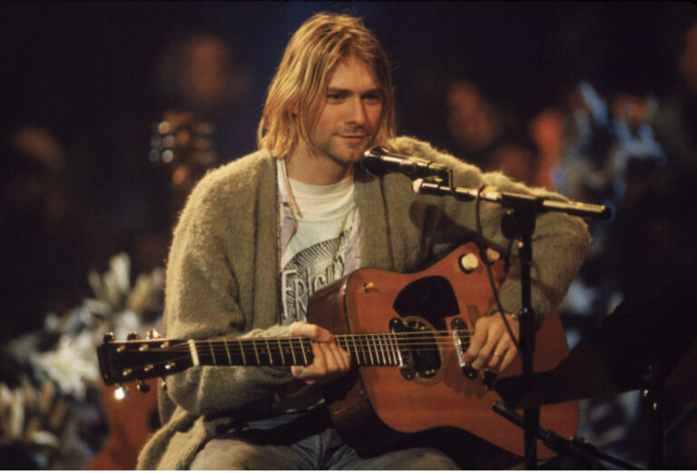 El suéter sin lavar de MTV Unplugged de Kurt Cobain se vende nuevamente en una subasta