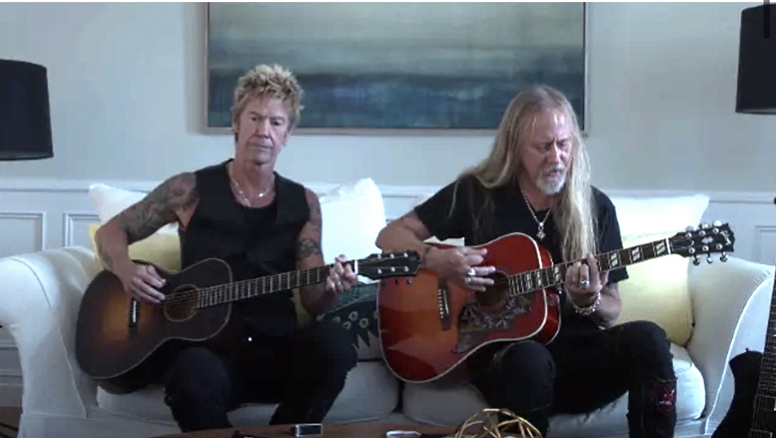 Duff McKagan y Jerry Cantrell rinden homenaje a Jimmy Carter con una interpretación acústica