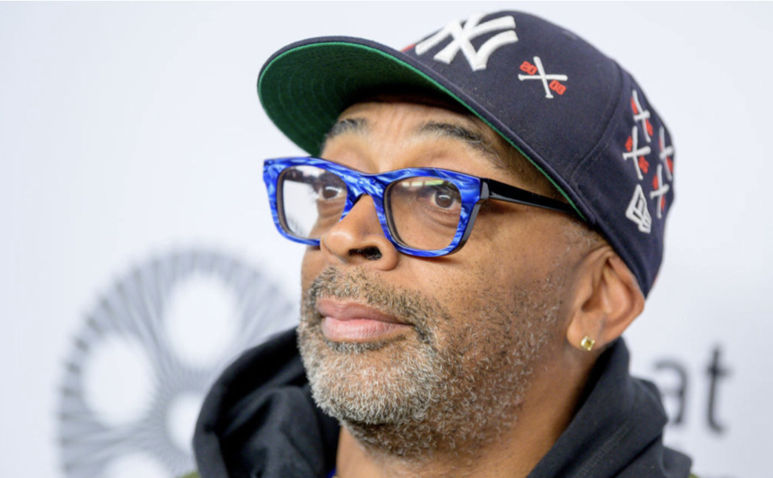 Spike Lee bebe champán en la calle para celebrar la victoria electoral de Biden