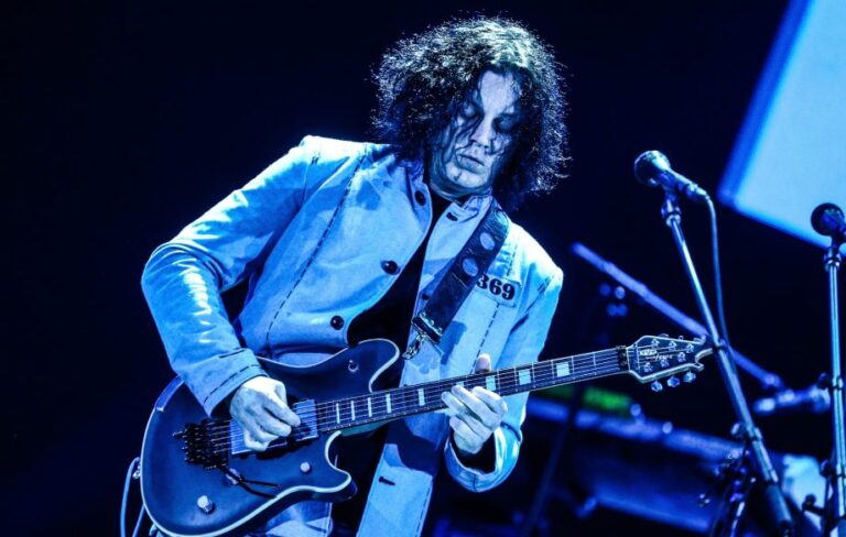 JackWhite_LiveAlbum_01