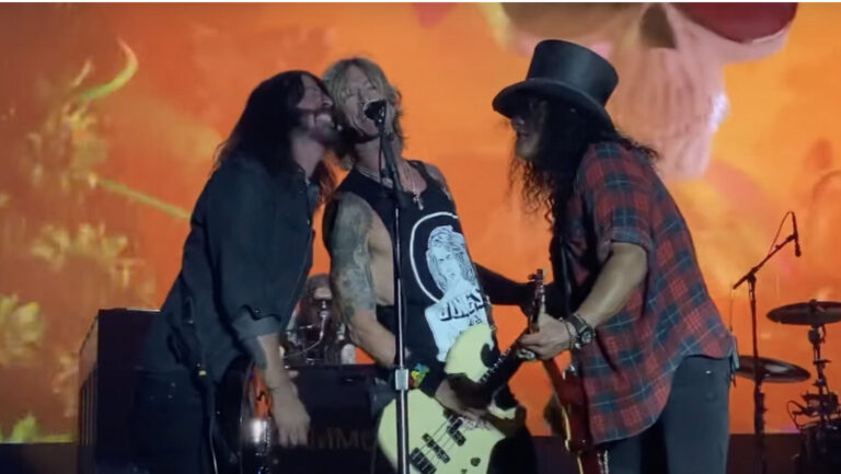 Guns N ’Roses y Dave Grohl interpretando" Paradise City "