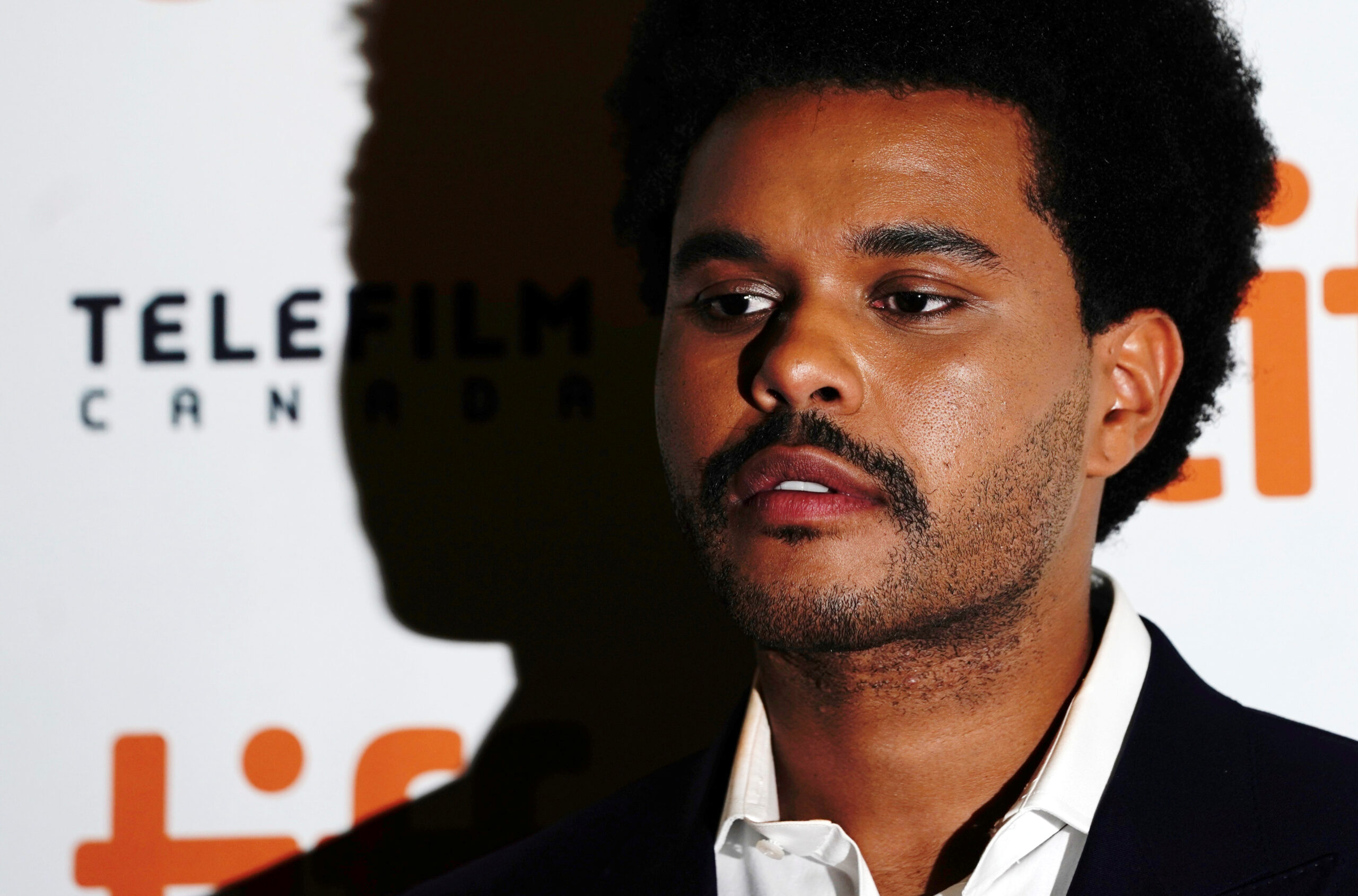 Abel Makkonen Tesfaye, conocido como The Weeknd, llega al estreno internacional de "Uncut Gems" en el Festival Internacional de Cine de Toronto (TIFF) en Toronto, Ontario, Canadá, el 9 de septiembre de 2019.